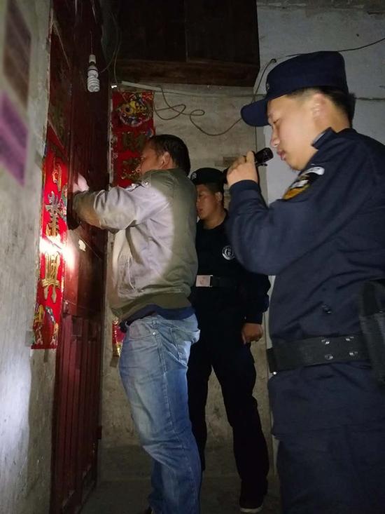 惠水县粗心妈妈误将幼女锁家中 民警全城寻开锁师傅开门